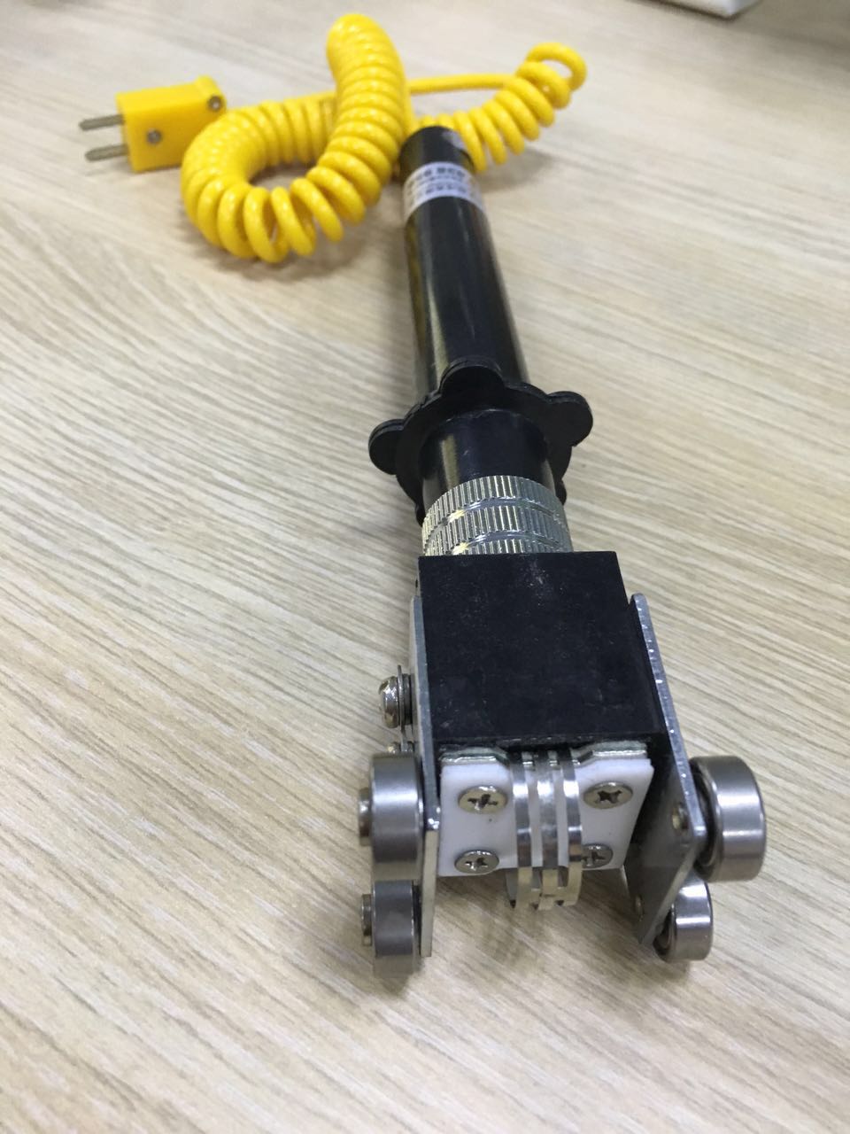 滾(gun)輪式(shi)表面(mian)熱電(dian)偶